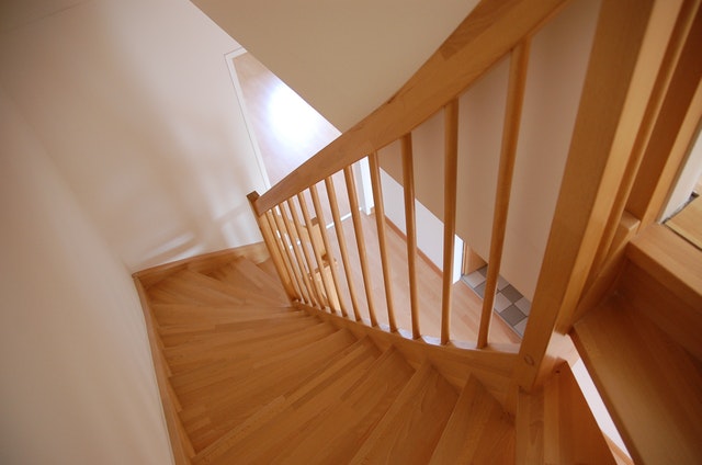 4 Reasons to Choose a Hardwood Staircase